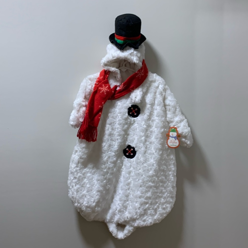 Perfect for 1st Christmas or photos. 22inches from neck to bottom.3-9 months